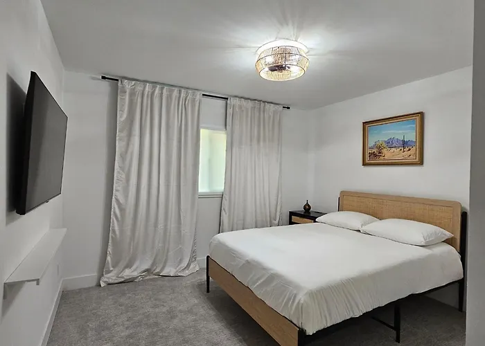 Holiday home Walk To Old Town 3 Full Bathrooms 4 Bedrooms 5 Actual Beds Scottsdale