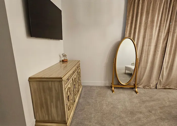 Walk To Old Town 3 Full Bathrooms 4 Bedrooms 5 Actual Beds