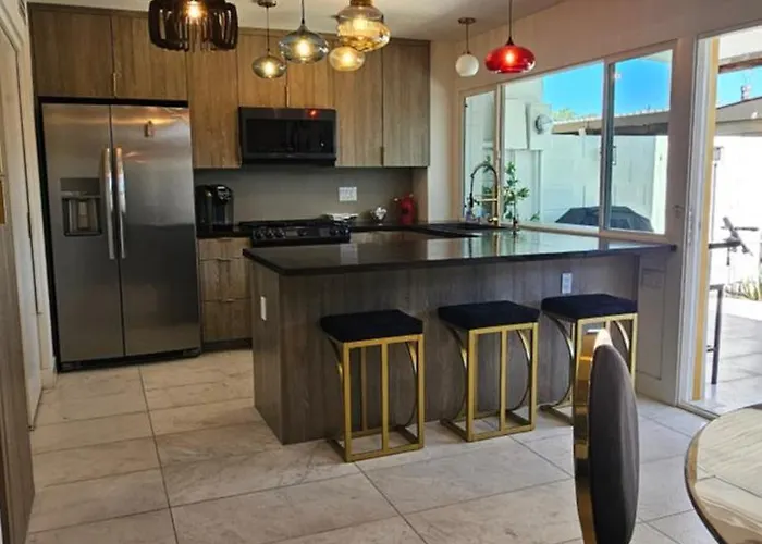 Walk To Old Town 3 Full Bathrooms 4 Bedrooms 5 Actual Beds