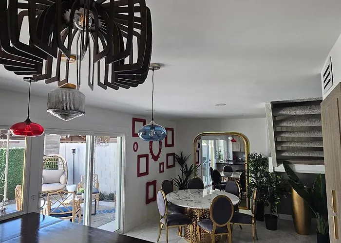 Walk To Old Town 3 Full Bathrooms 4 Bedrooms 5 Actual Beds *