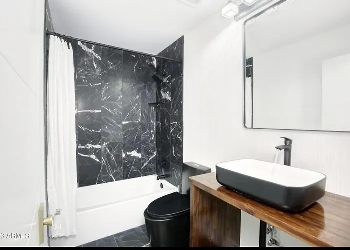 Walk To Old Town 3 Full Bathrooms 4 Bedrooms 5 Actual Beds Holiday home *